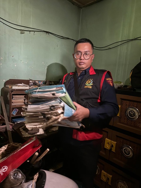 Foto Momen ketika Seorang Tim Penyidik Kejati Sumsel Membawa Berkas Penggeledahan Terkait Dugaan Korupsi Penjualan Aset Yayasan Batang Hari Sembilan